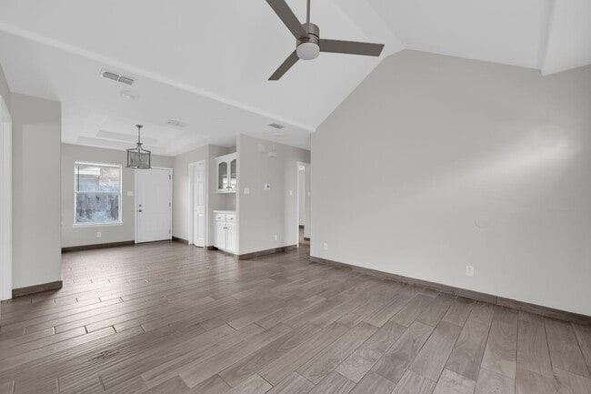 Building Photo - 2111 W Western Dr