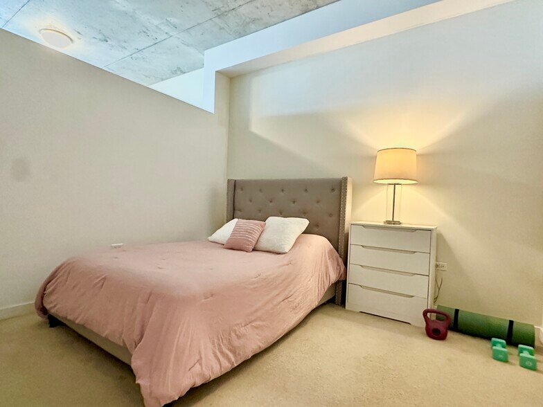 bedroom - 235 W Van Buren St