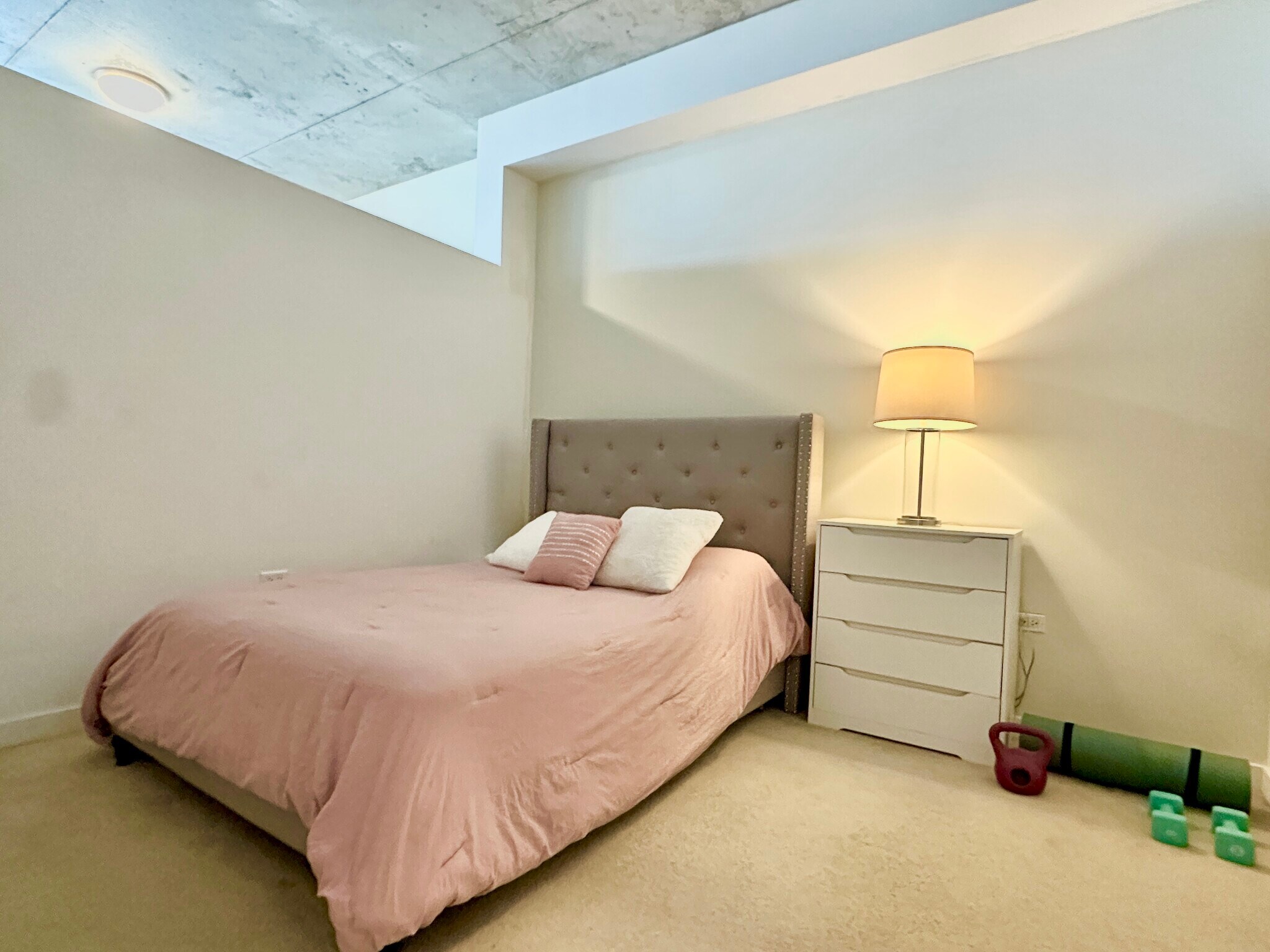 bedroom - 235 W Van Buren St