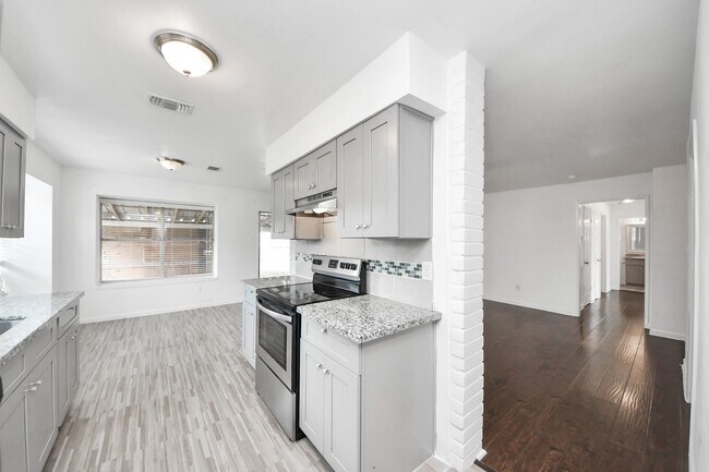 Building Photo - 7410 La Pl Dr