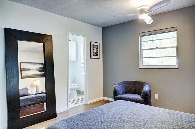 Building Photo - 905 SE Flamingo Ave