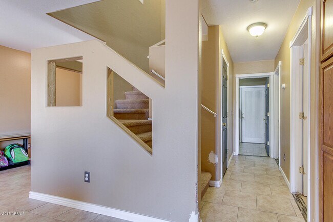 Building Photo - Amazing 4 bedrooms, 3 bathrooms house in P...