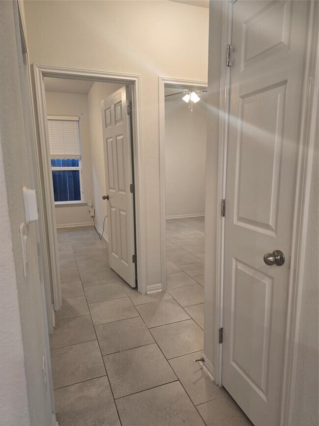 Building Photo - 520 Falkland Trace