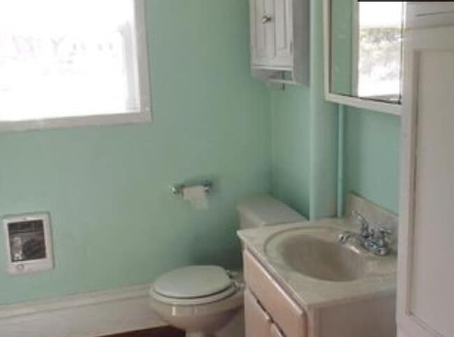 Bathroom - 408 State Ave E