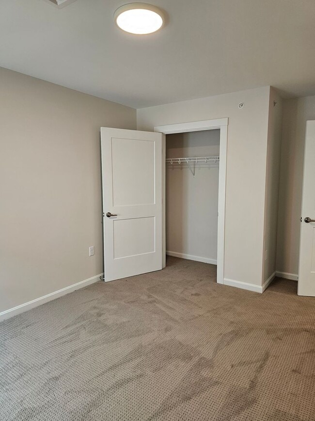 Building Photo - Limited Time Offer:  1st Month Rent Free with new 2 Bedroom Lease: Corner 2 Bedroom/ 2 Bathroom A...