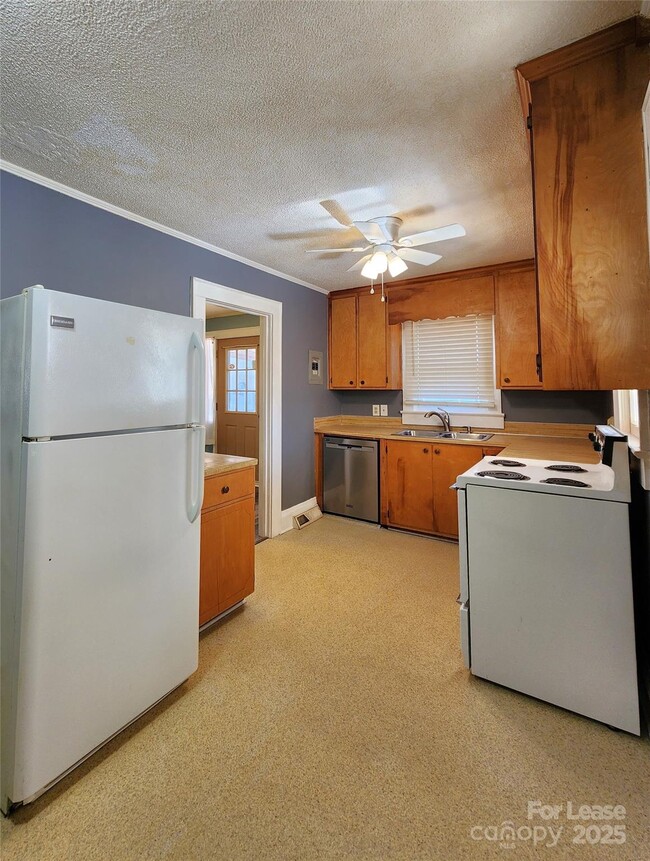 Building Photo - 843 Pebble Ave SW