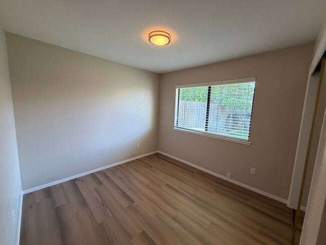 Building Photo - Well Maintained Duplex