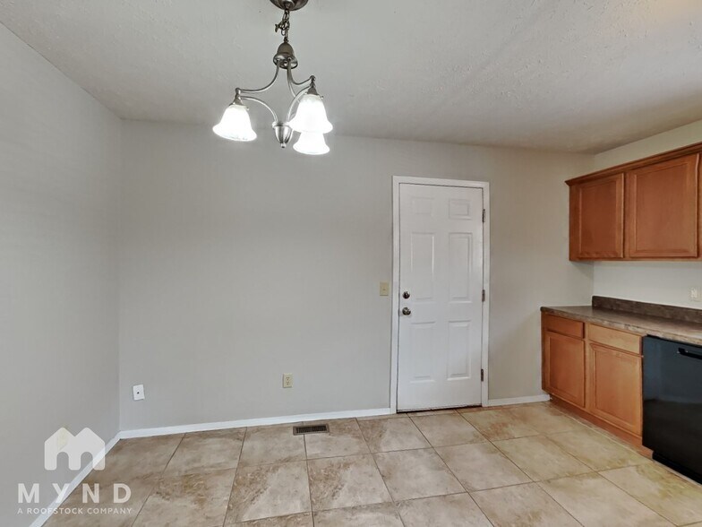 Building Photo - 615 S Mahn Ave