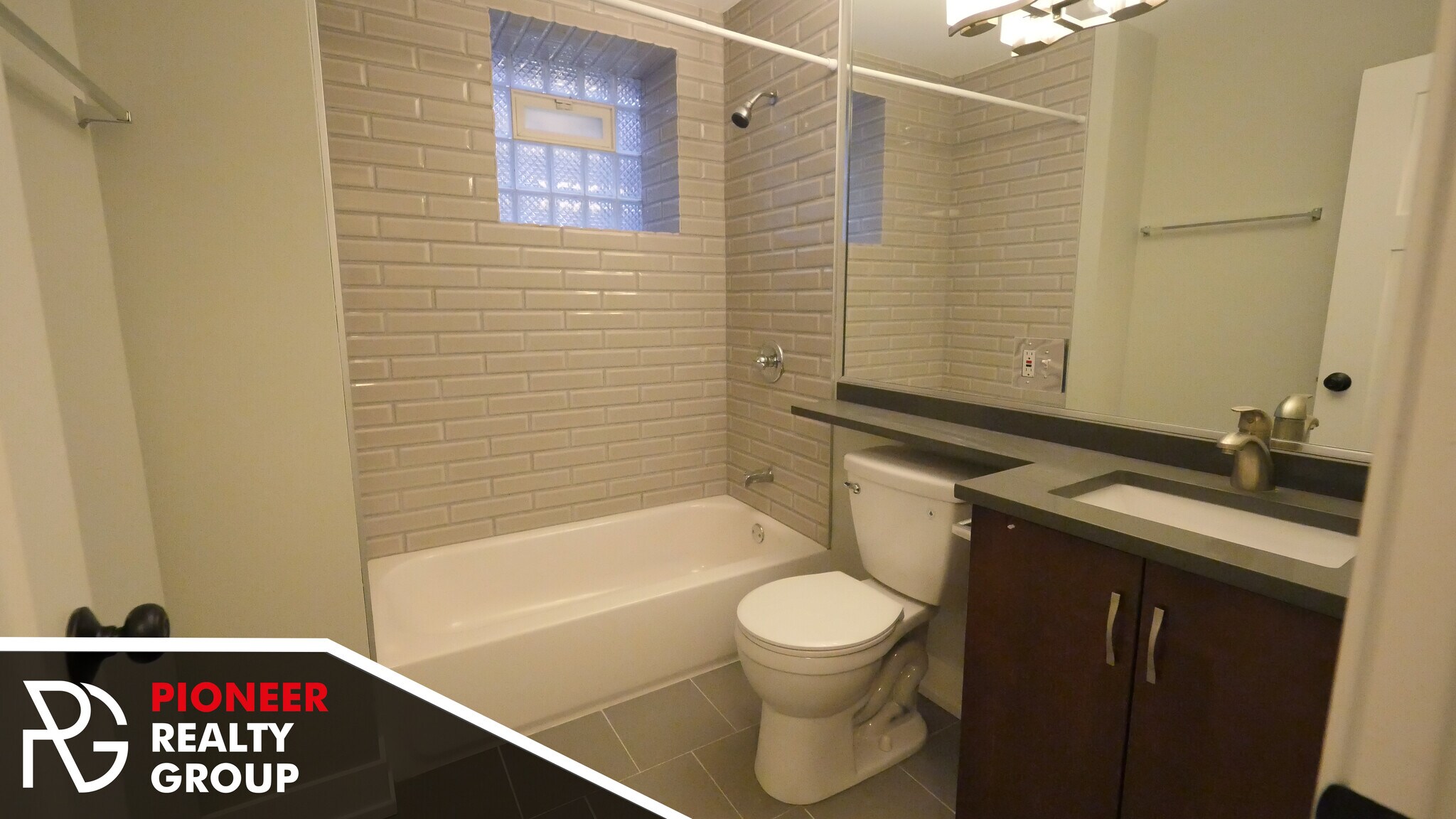 Building Photo - 556 W Arlington Pl