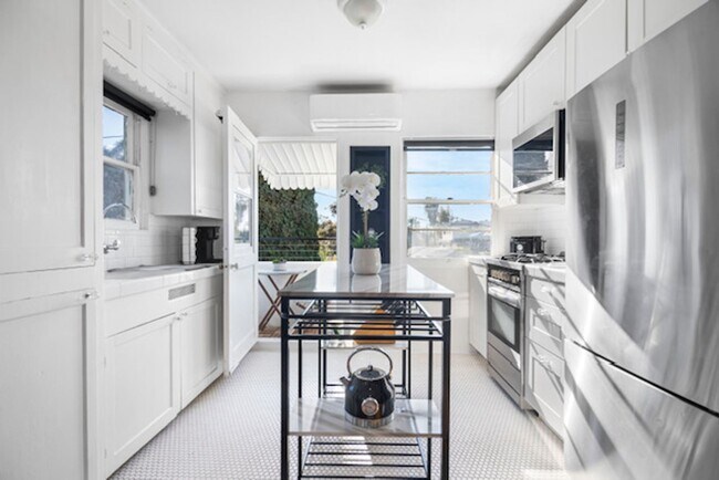 Building Photo - Beautiful 1B/1BA Upstairs Furnished Apt in...