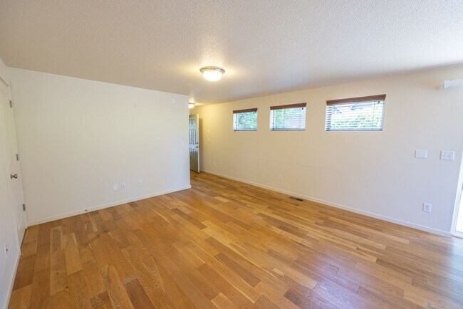 Building Photo - Three bedroom home in Orchards. - Central Air