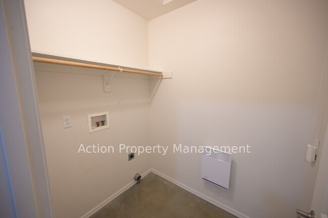 Building Photo - 2 bed, 2 bath, 1 car garage in a 4-plex, in Sequim