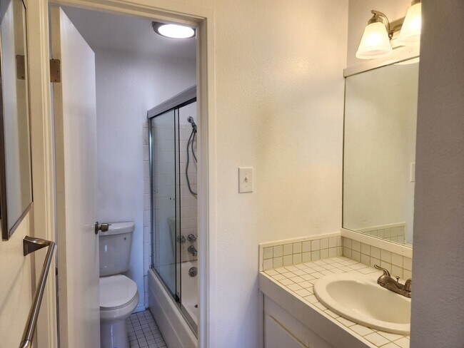 Building Photo - 65 Clarkson St