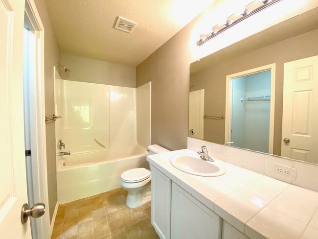 Building Photo - Stylish 3BR near Progress Ridge – Includes $500 Monthly Credit