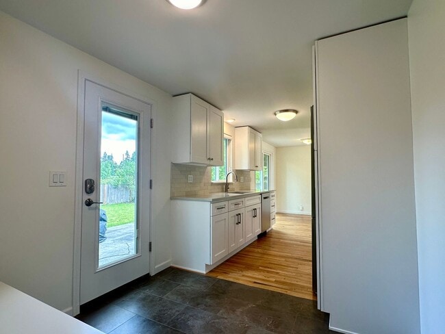 Building Photo - 3bd/1.5ba Shoreline Home