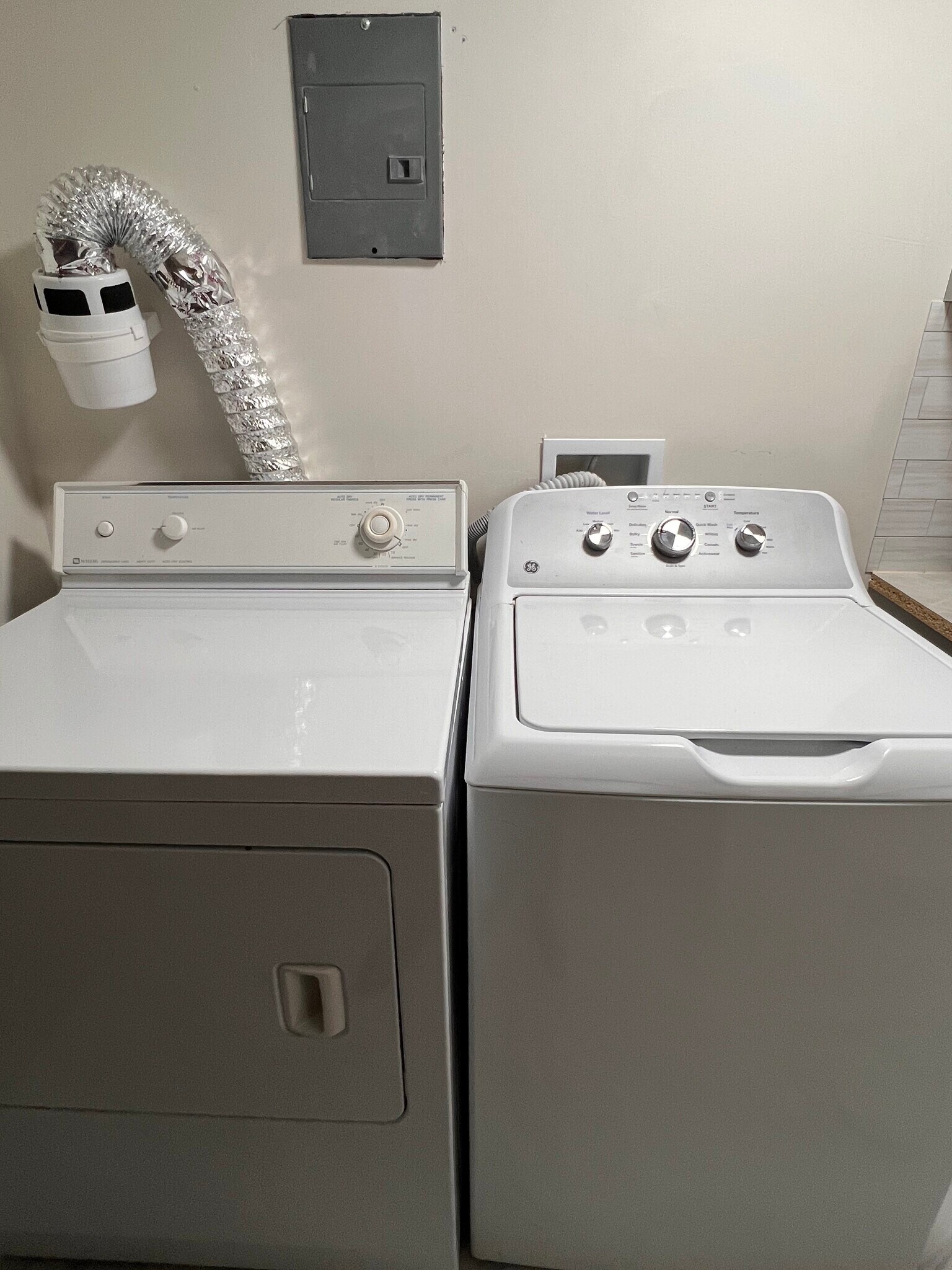 Building Photo - 8771 Oakwood St