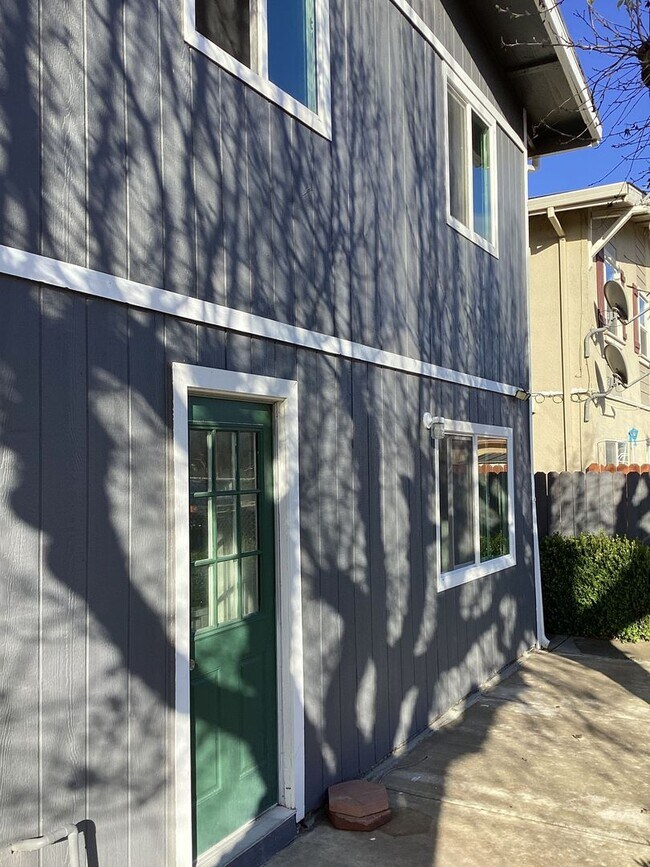 Building Photo - NOW AVAILABLE!! 2 BEDROOM 1.5 BATH GUSTINE APARTMENT