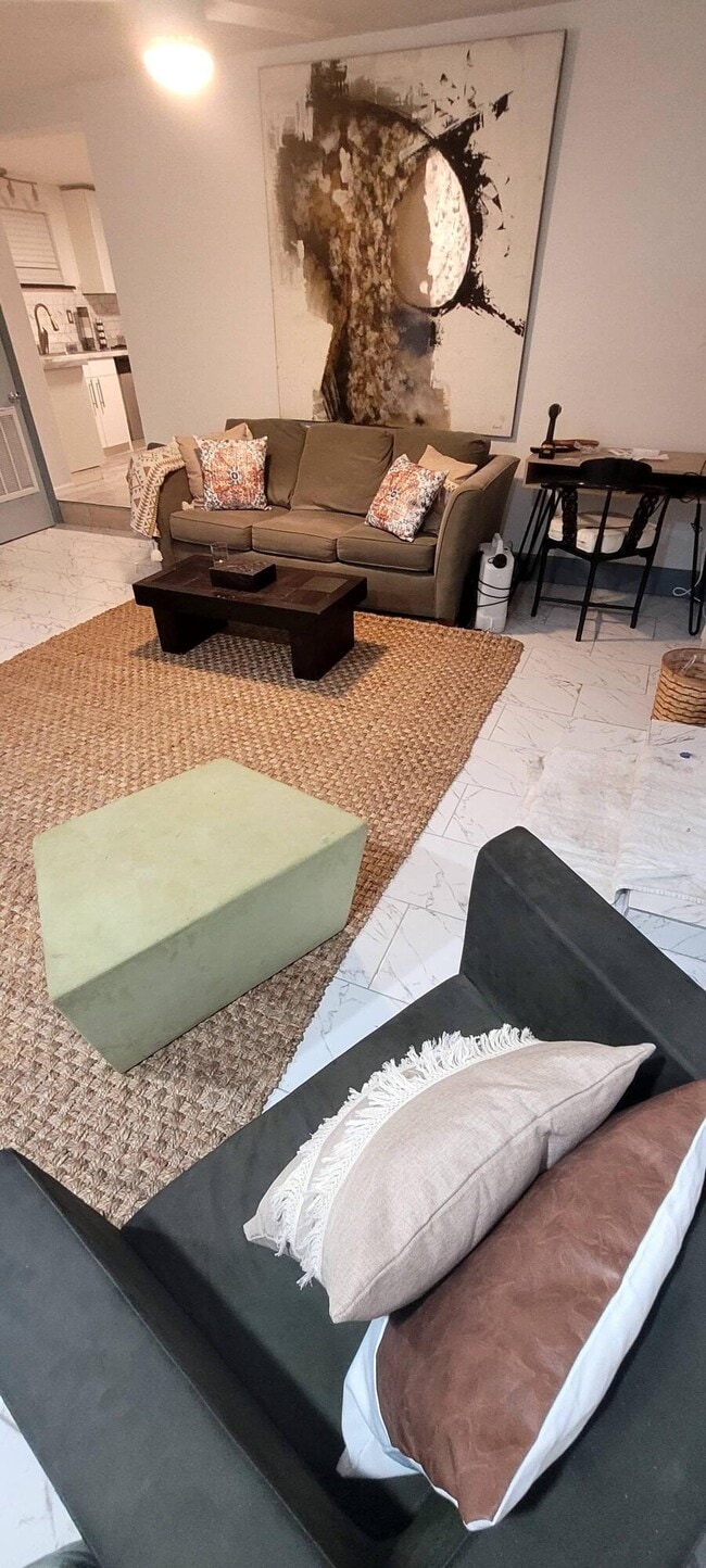 Building Photo - 104 NE 5th St