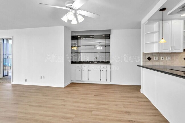 Building Photo - 3916 Riviera Dr