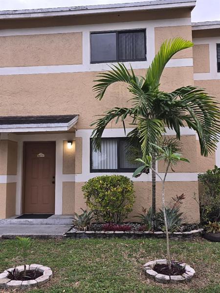 Building Photo - 9478 Palm Cir S