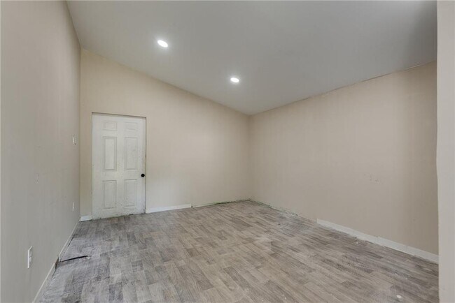 Building Photo - 2314 Woodside Way