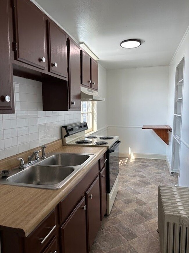 Building Photo - 2 Bedroom 1 Bathroom 2nd Floor Apartment F...