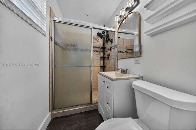 Building Photo - 924 NE 17th Terrace