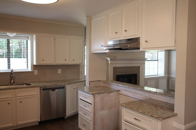 Building Photo - Coming Soon! 3 Bedroom 2 bathroom home in ...