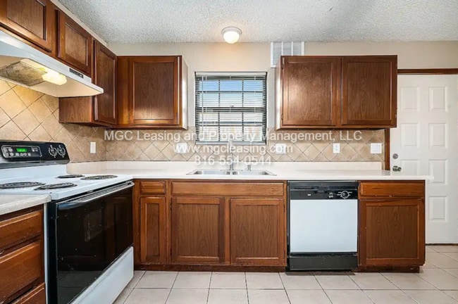 Building Photo - Spacious Townhome Living in the Heart of B...