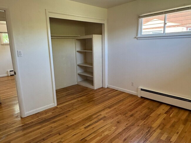 Building Photo - 3Bed 1Bath Ground Floor Unit Near Campus!!!!!