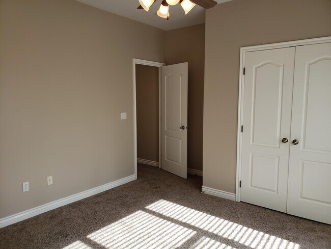 Building Photo - Beautiful 4 bed 2 bath home with 3 car gar...