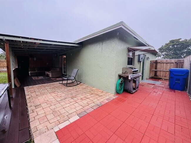 Building Photo - 1010 SW 83rd Ave