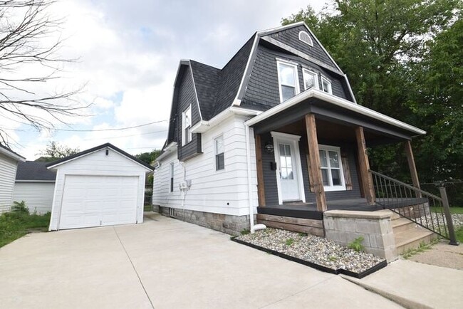 Building Photo - Central Mishawaka- close to Parks and Down...