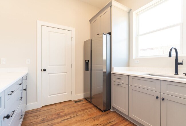 Building Photo - Modern 4 Bedroom Townhome in Southside Chattanooga