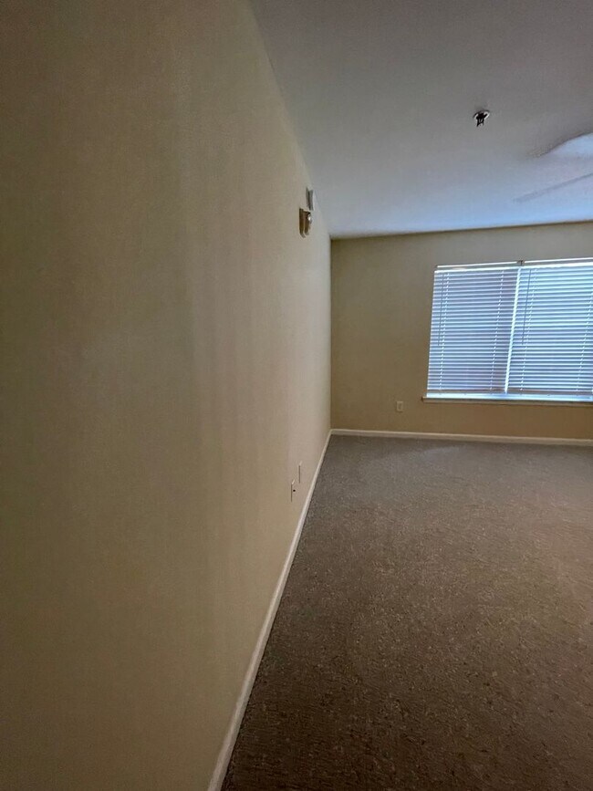 Building Photo - 15-1512 Dukes