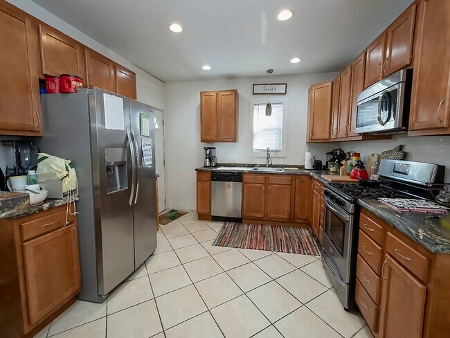 Building Photo - 329 Augusta St