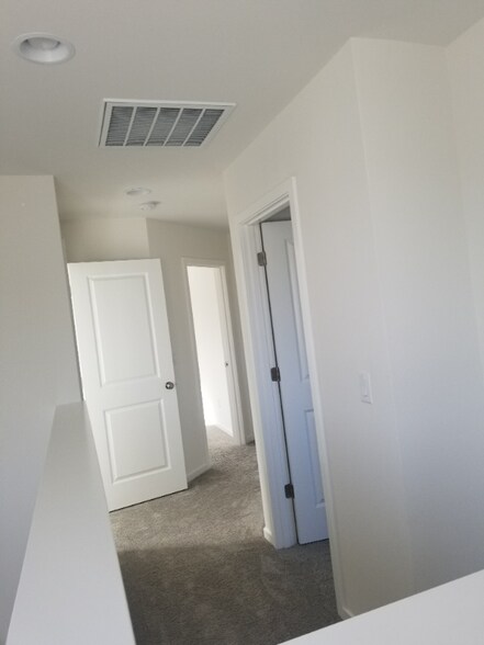Building Photo - 1018 NW Highgarden Dr