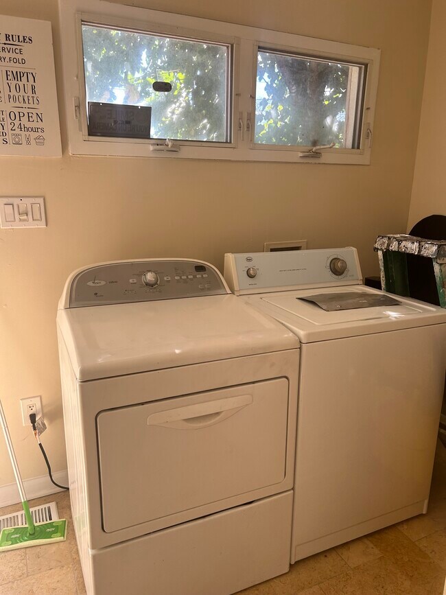 Washer and dryer - 1509 Ramsay St