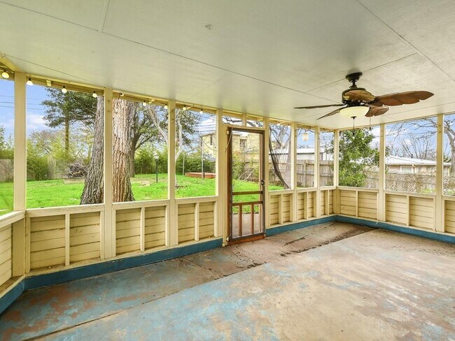 Building Photo - 1804 Sylvan Dr