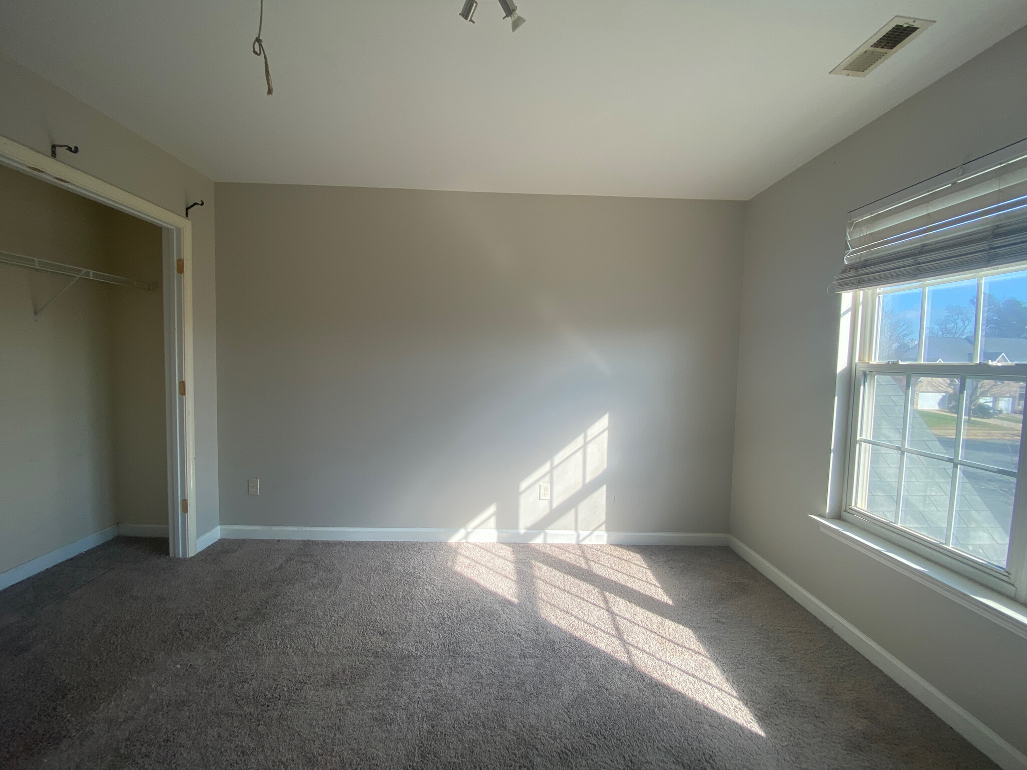 Building Photo - Room in House on Hampton Pl Dr