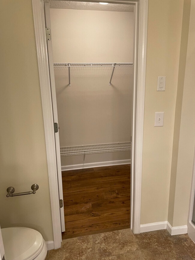 Building Photo - 1506 Hamden Dr