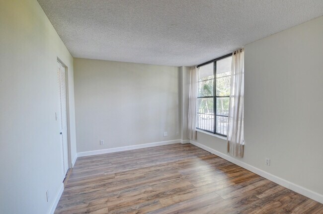 Building Photo - 16 Royal Palm Way