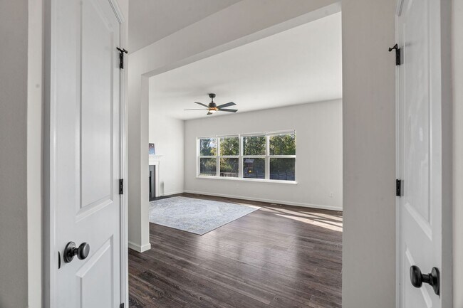 Building Photo - Charming 4-Bedroom Home in Prime St. Charl...