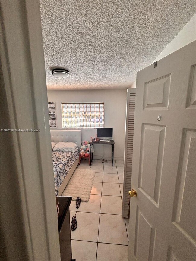 Building Photo - 2565 W 56th St