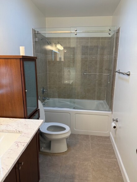 Building Photo - 639 Meadowvale Dr