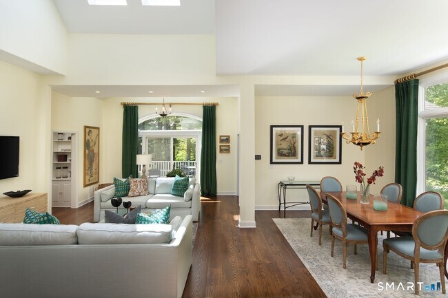 Building Photo - 5 Great Elm Dr