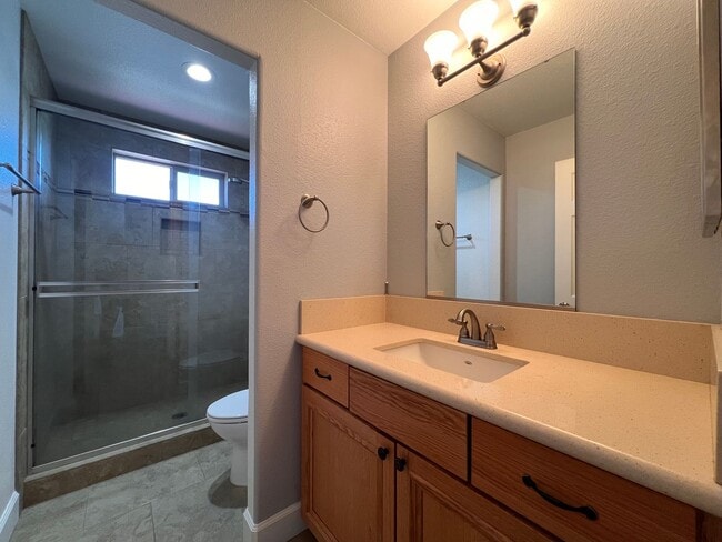 Building Photo - FANTASTIC 2 STORY HOME, 3 bedroom, 2.5 bat...