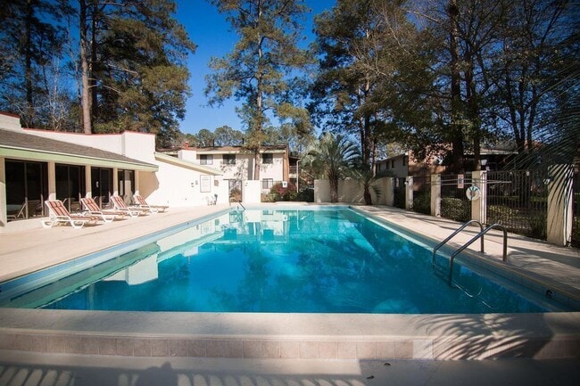 Building Photo - 2/1 Condo with screened porch and communit...