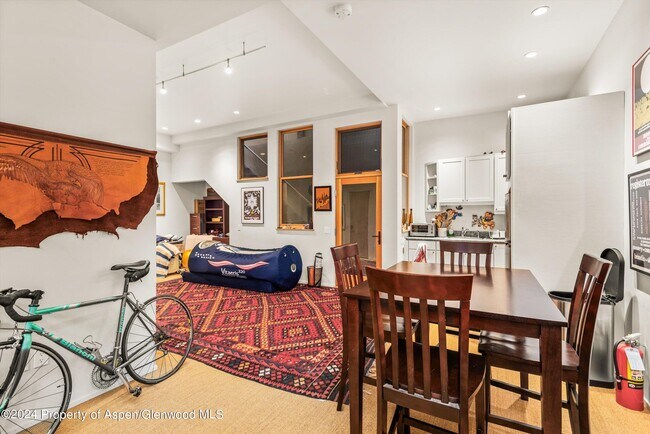 Building Photo - 308 Park Ave