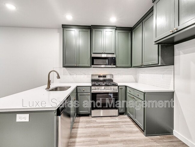 Building Photo - 606 W 2nd St